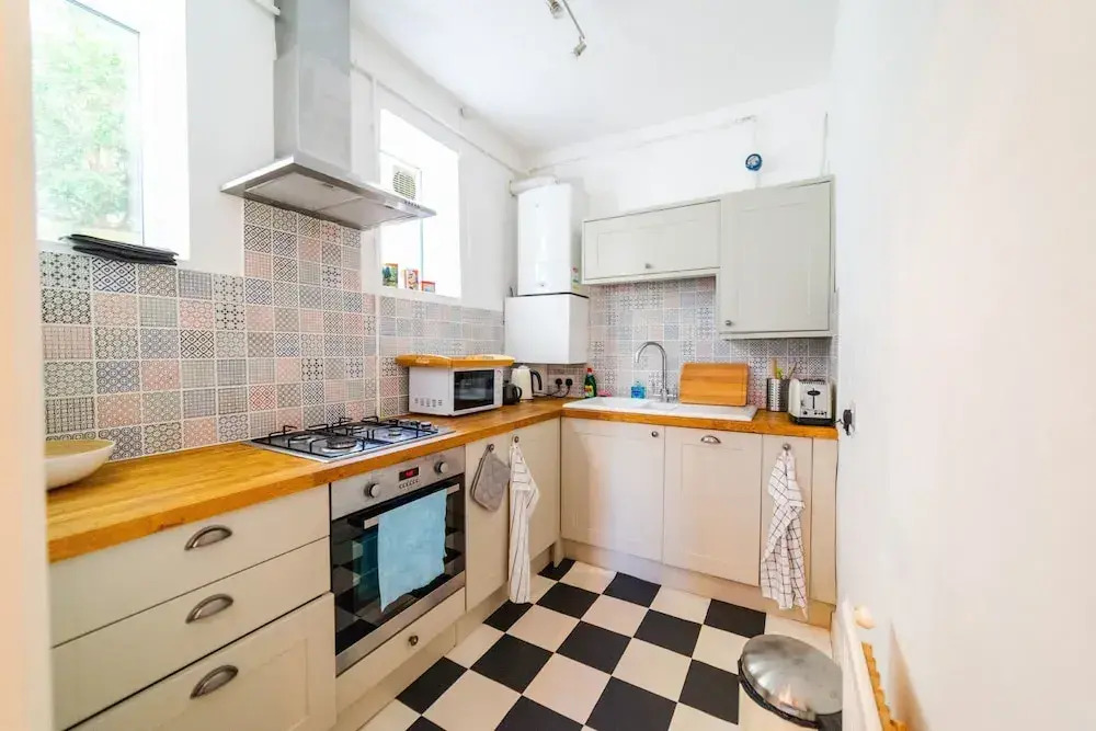 Bright Modern Oldfield Apartment