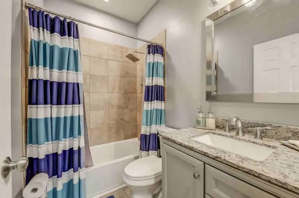 The Blue : Gourmet Kitchen, Near Downtown 3 Bedroom Duplex