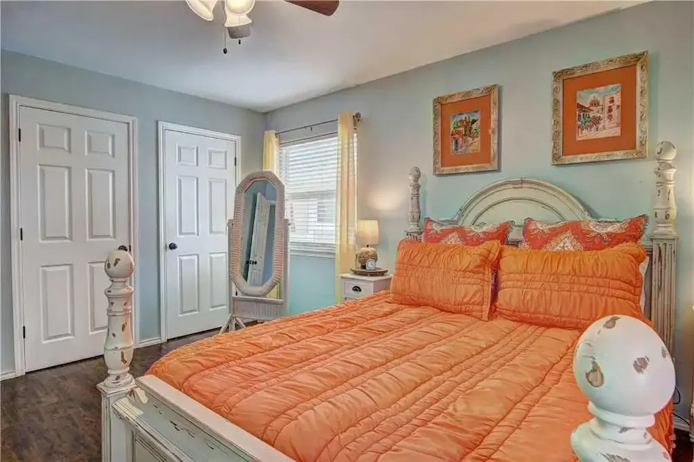 A Big Nauti 5 Bedrooms 2 Bathrooms Home