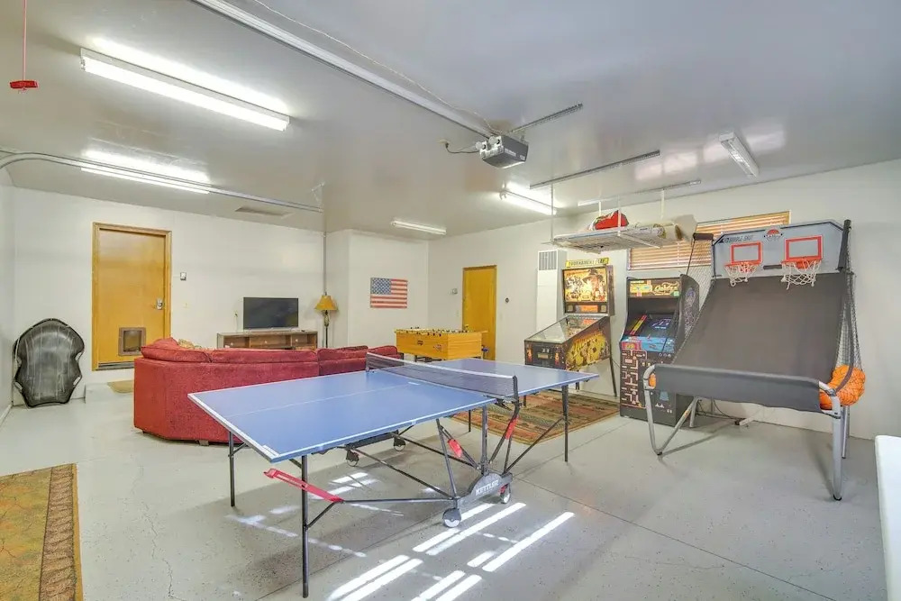 Big Bear Lake Cabin w/ Hot Tub & Gas Fire Pit!