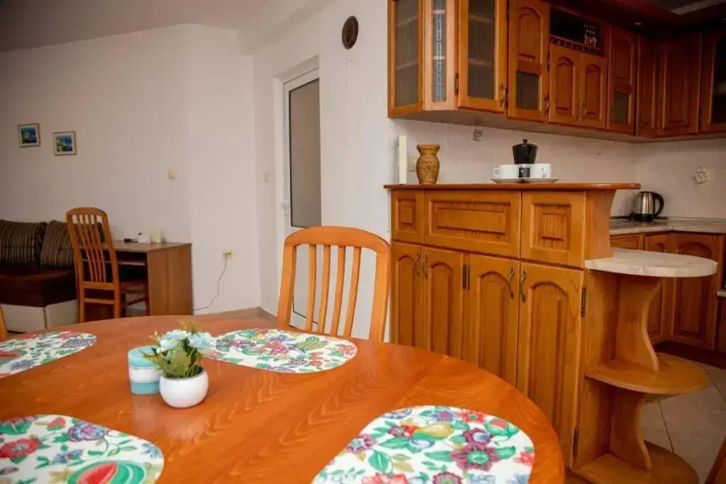 Convenient 1-Bedroom Flat next to Harmanite Beach
