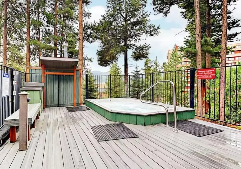 4 O Clock Ski Run Spacious 2 Bedroom Rental - Half Block from Snowflake Lift!