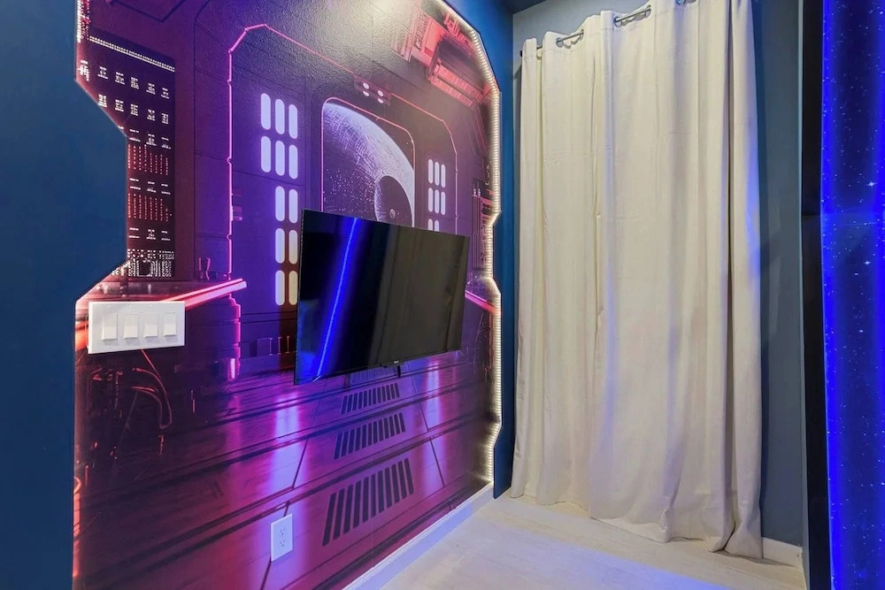 Themed 10bd Family Home w/ Private Pool & Game Room