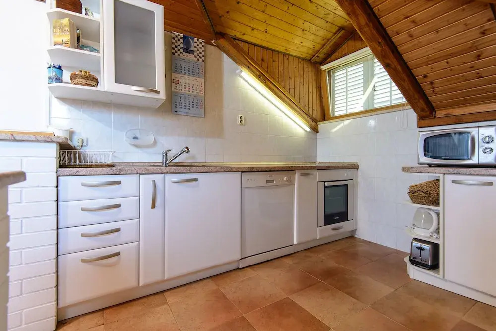 2-bed Apt, Sleeps 4 With Sea View, 10 min to Beach