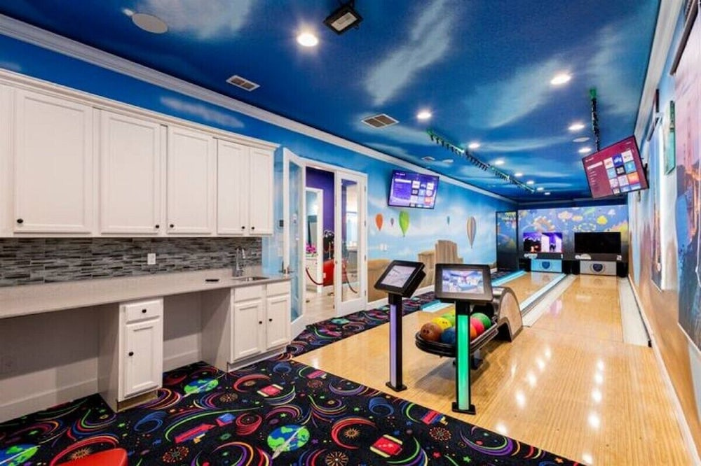 2413-12-rd-famous World Cities Themed Bowling Home