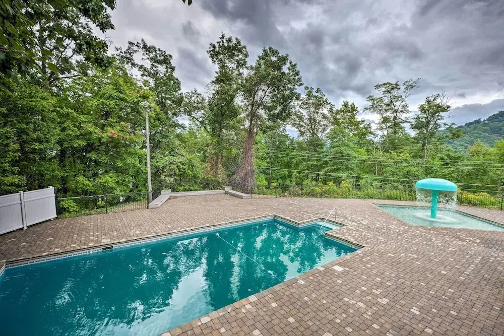 Chalet Village Upper Alpine Condo w/ Pool Access