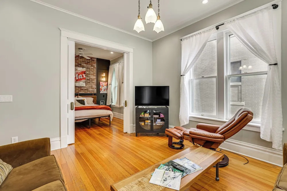 Walk Downtown: Inviting Historic Home in Dubuque!