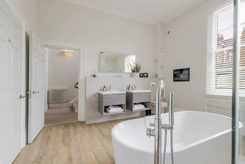 Elegant Townhouse&Basement in Leamington