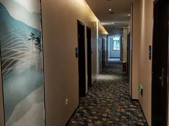Longzhen Business Hotel