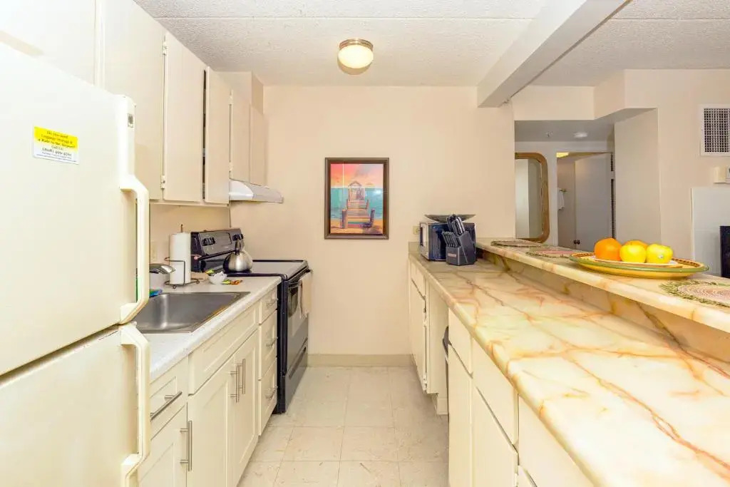2 Bedroom on the 9th Floor with Diamond Head Views | 1 Block To Beach | Free Parking & Wifi