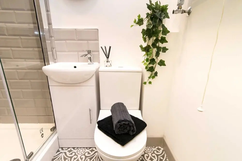 OnPoint - Large 6 Bed House With Parking