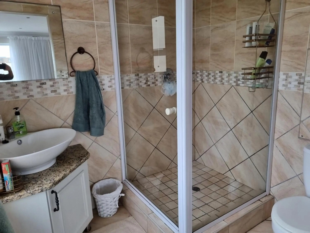 Lovely 2 bedrooms, 2 bathrooms Flat with sea view.