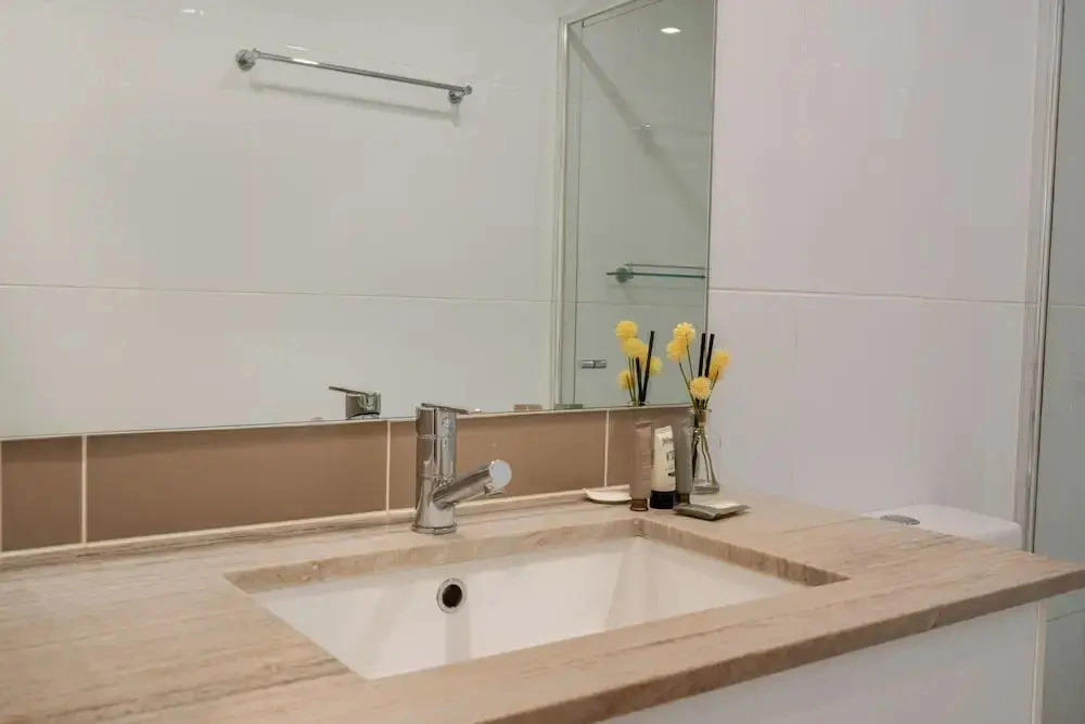 Bright 2-bed Flat Near City Amenities