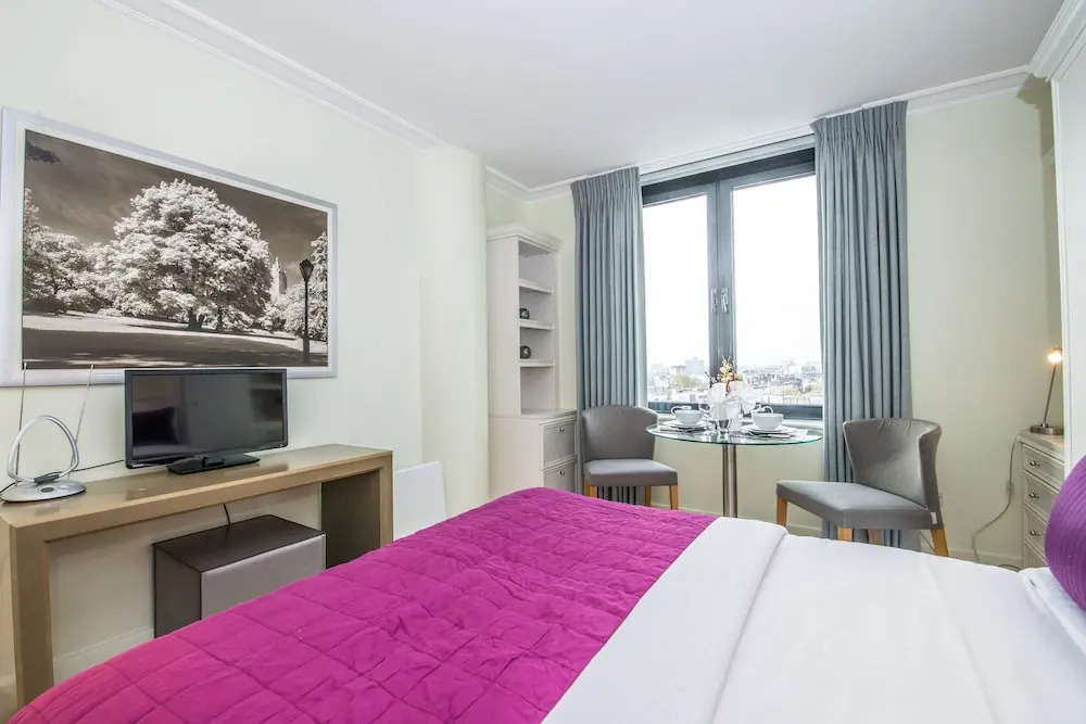 Oakwood at Point West Hotel