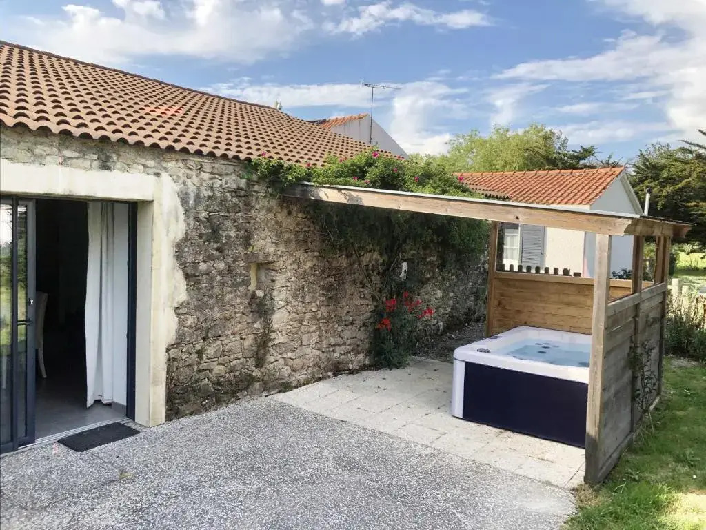 Gîte rénové avec spa, piscine chauffée, WiFi et accès handicapés au cœur du Marais Breton - FR-1-426-321