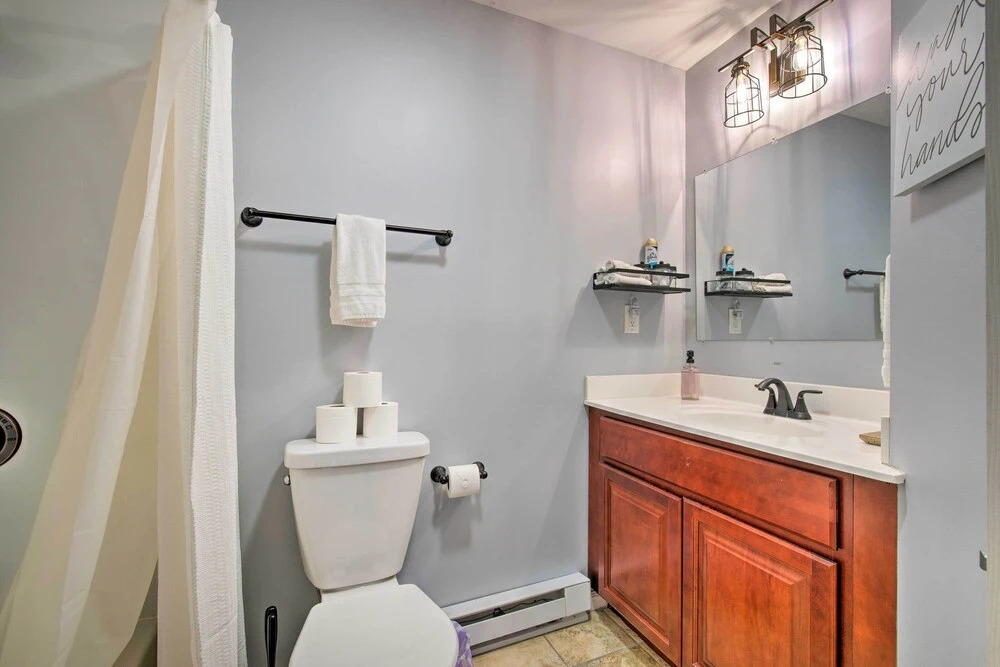 Beautiful Pocono Lake Cottage w/ Game Room!