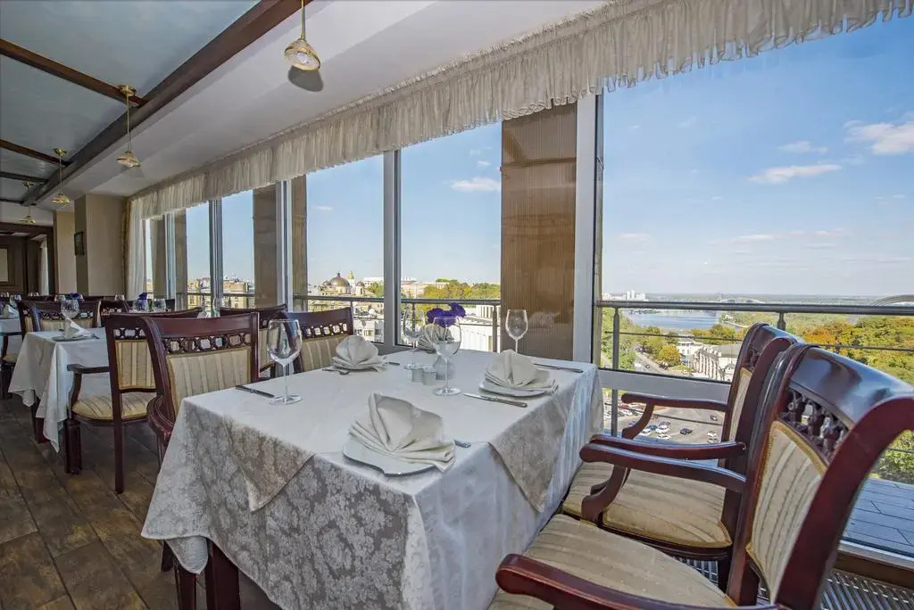 Готель Дніпро Dnipro Hotel