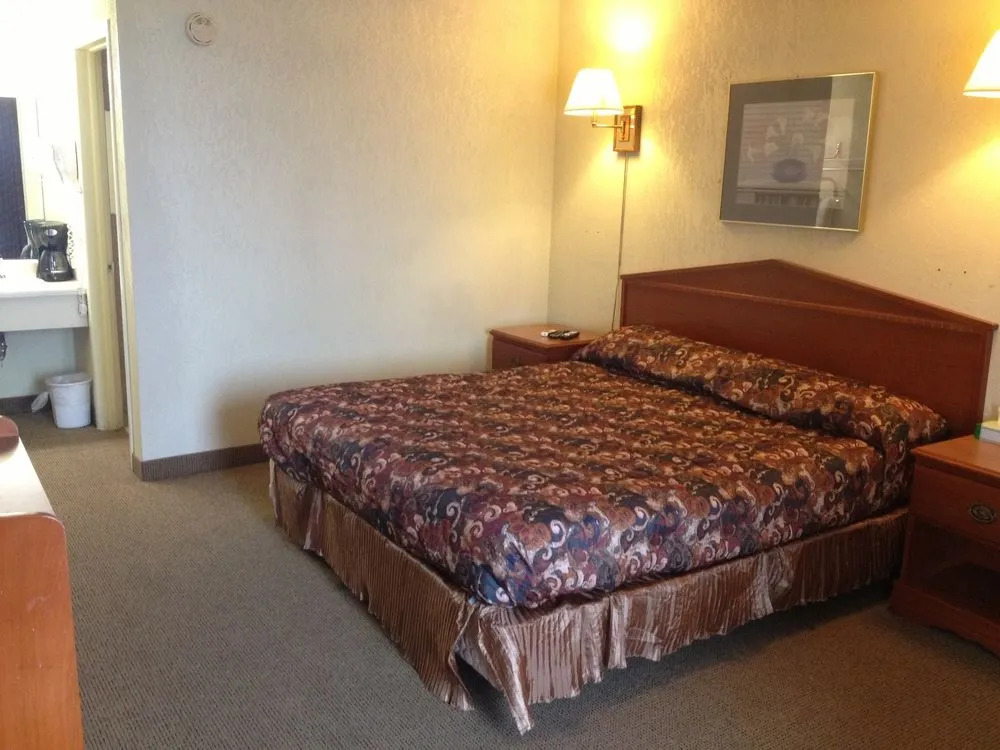 Woodridge Inn and Suites