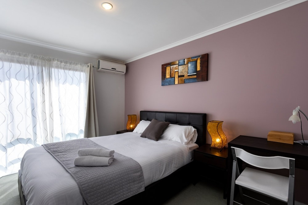 Snug 2-bed Townhouse Near Bustling Shops