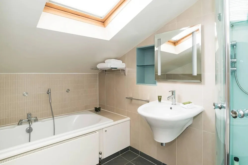 Gorgeous 3BR home near Portobello Road!