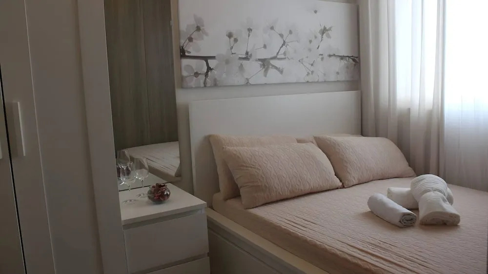 Luxury Bay Condo Near MOA With Balcony Free Wi-fi