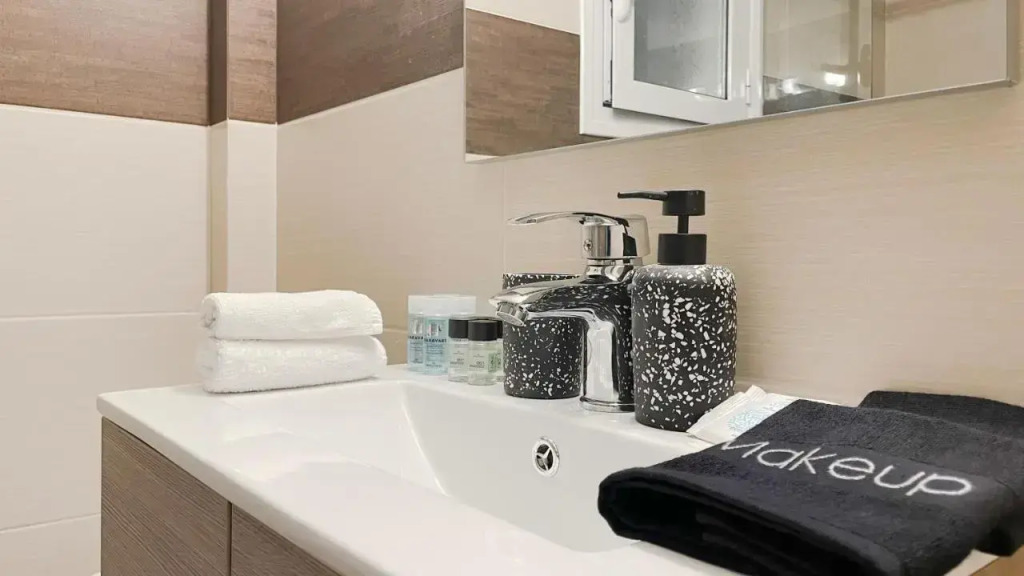 Kodrigktonos Central 77sqm apt in Viktoria