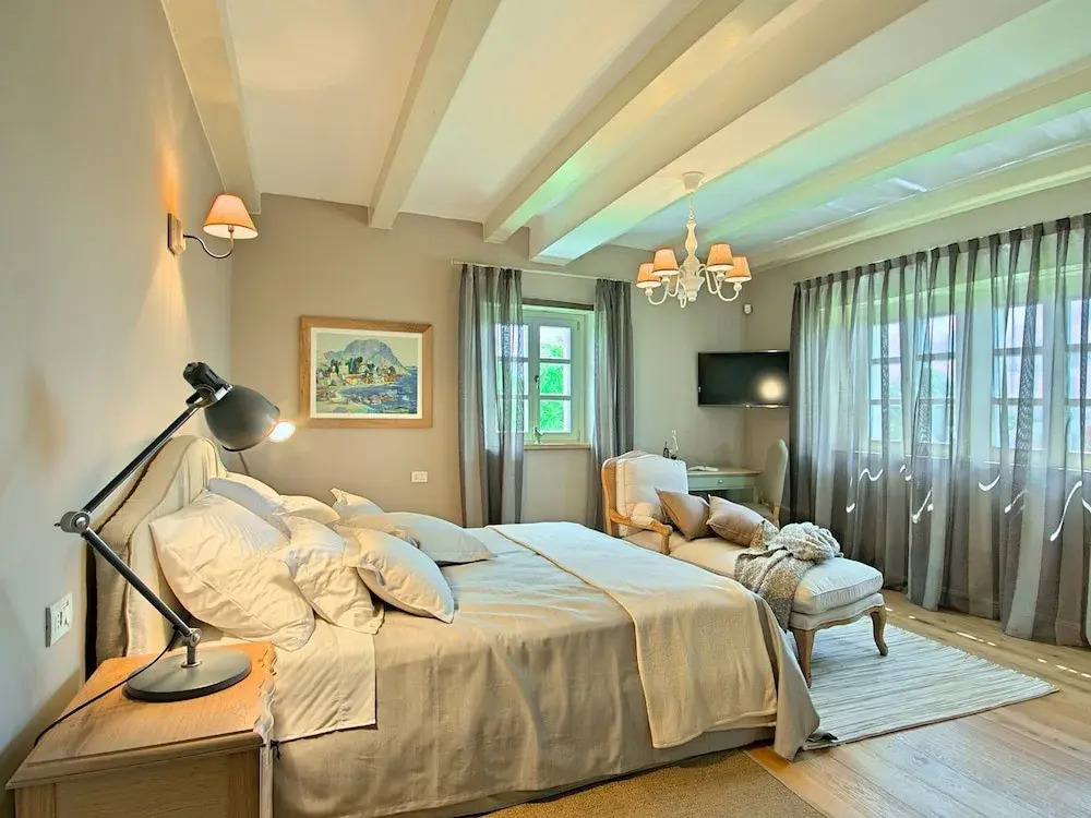 Spacious Villa in Ladici With Artistc Interiors and Pool