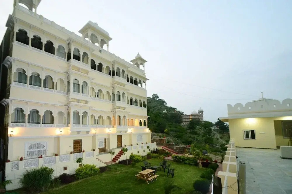 Golden Hands - Palace Raj Kumbha
