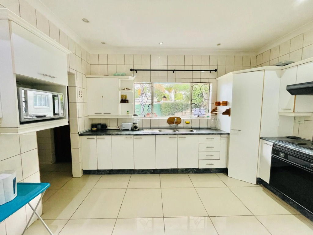 Entire House in Beacon Bay - Golden Location