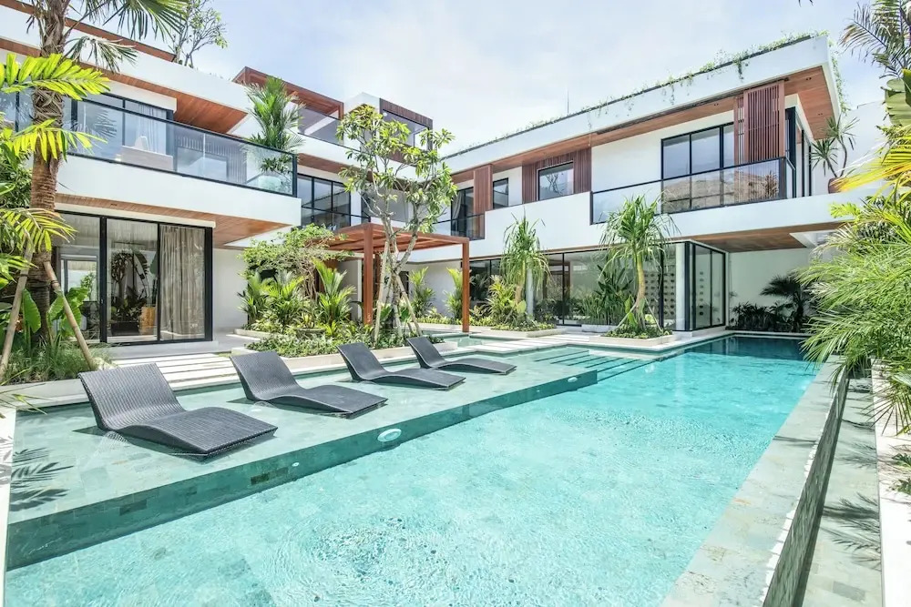 Brand new Luxury 5 br villa 200m to Brawah Beach
