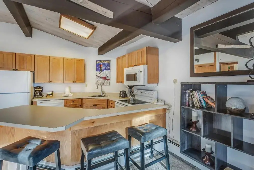 Laurelwood Condominiums Studio Deluxe Unit 414
