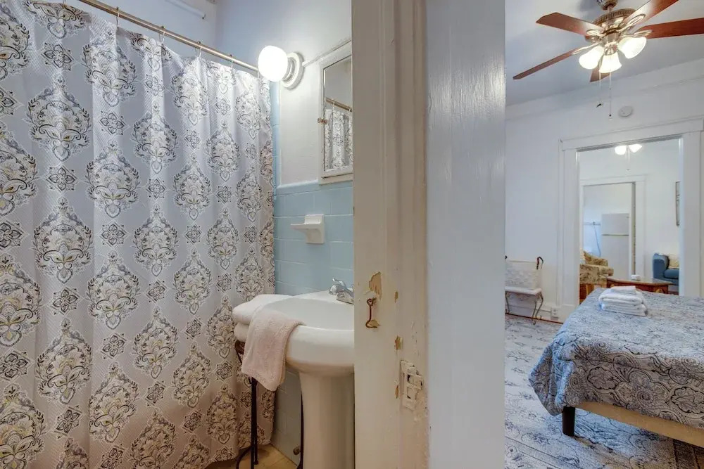 Walkable Savannah Escape in Historic District!