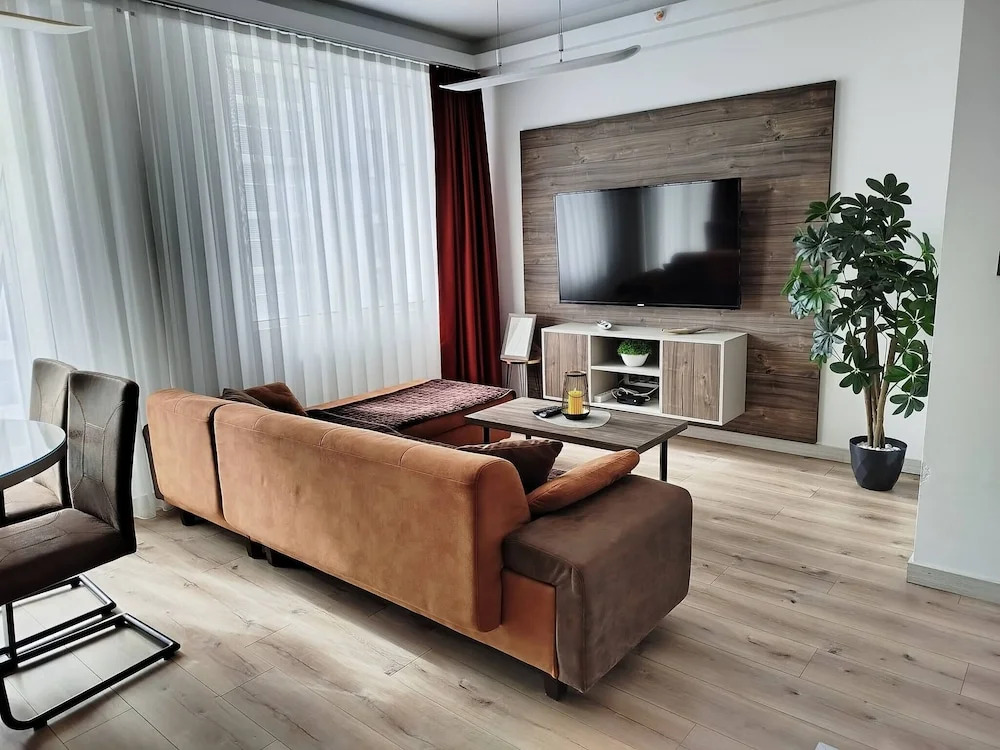 Luxury 19th Floor Condo With Pool, Gym & City View