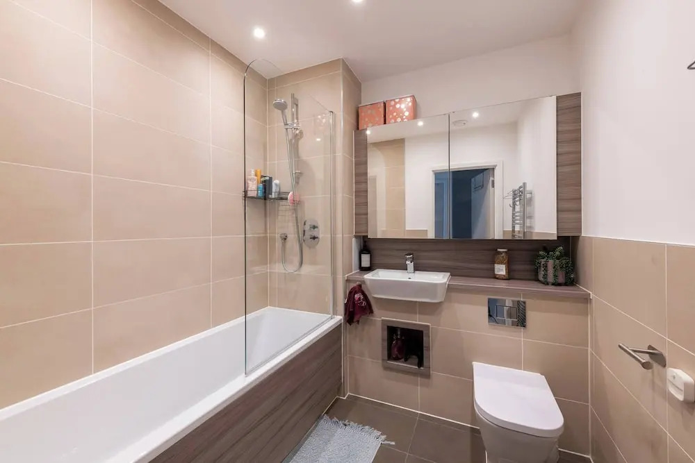 Stylish 3-bed Townhouse With 3 Baths in Southgate