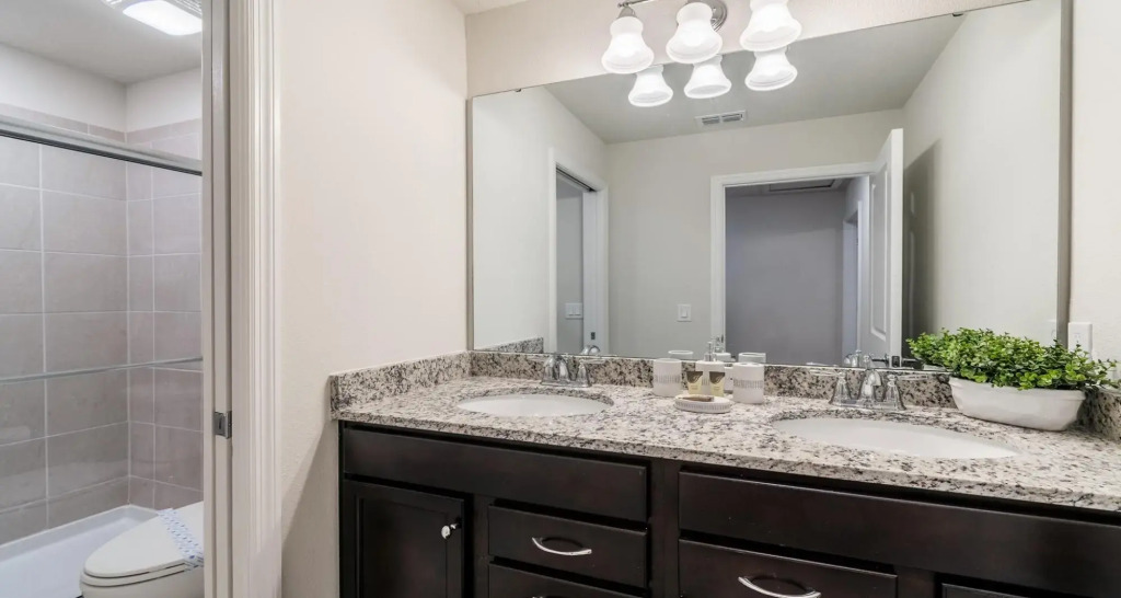 Themed Luxury Windsor Island new 7BR Home w Pool