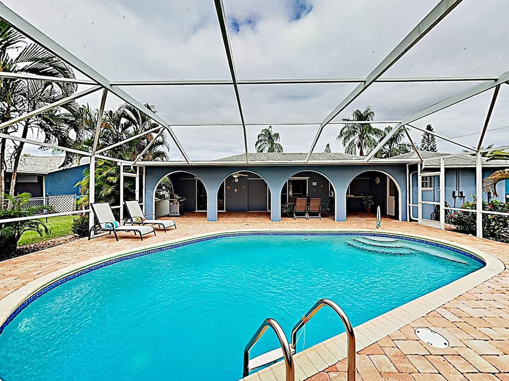 Dreamy In Quiet Neighborhood W/ Caged Pool 3 Bedroom Home