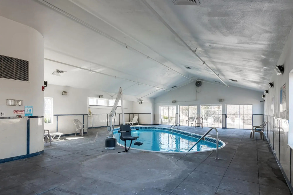 Motel 6-Olathe, KS