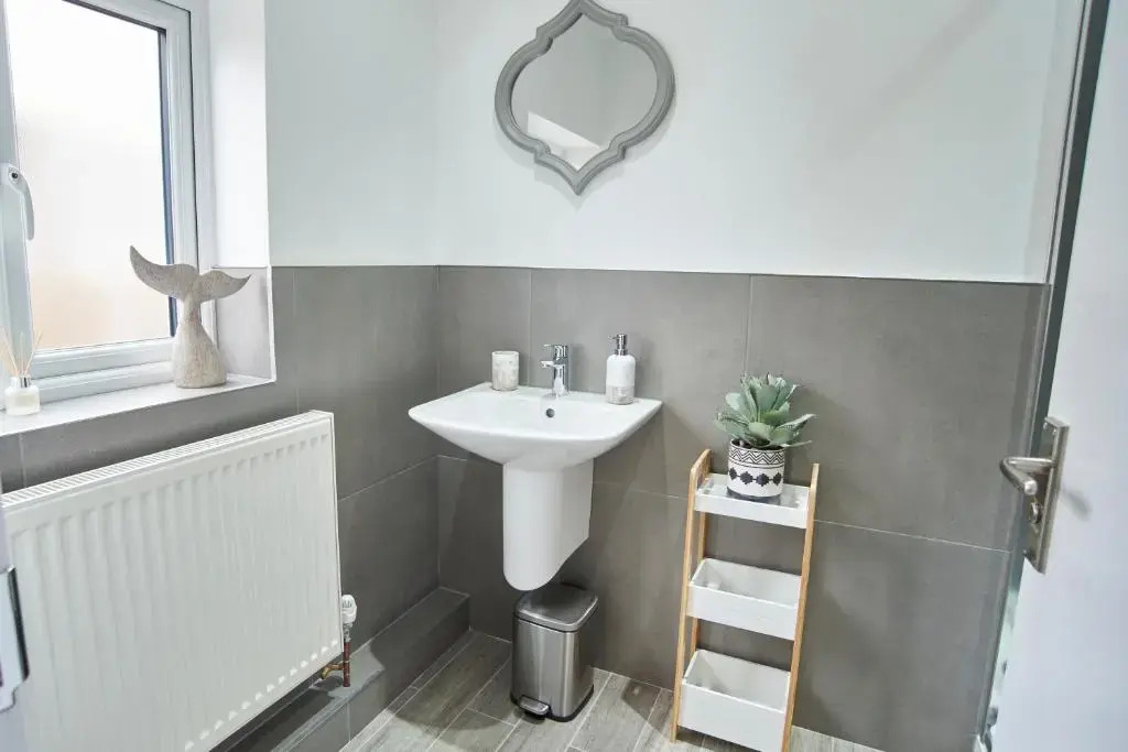 Doctors lane Stylish 3 Bedroom contractor Family House with Parking