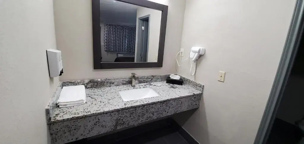 Crescent Park Motel & Suites