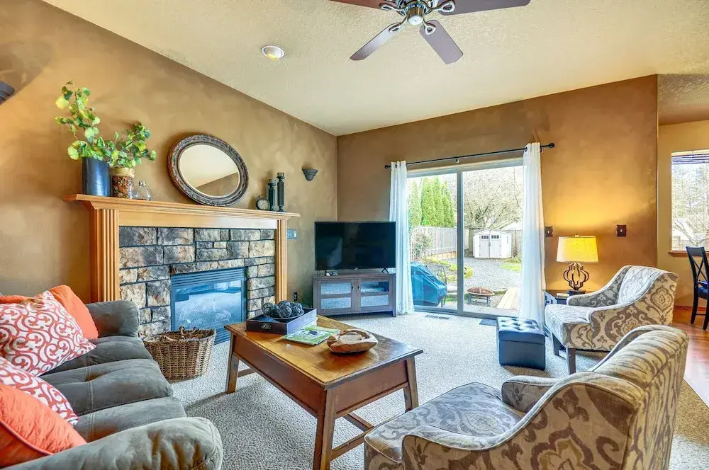 Lovely Dundee Home w/ Private Yard & Fire Pit!