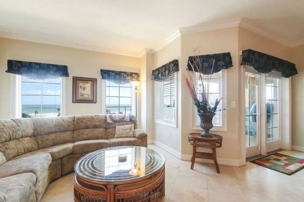 Deluxe Condo at Main Beach