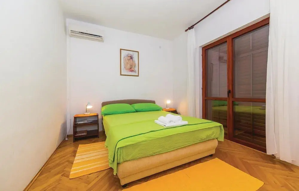 Stunning Apartment in Okrug Donji With 3 Bedrooms and Wifi