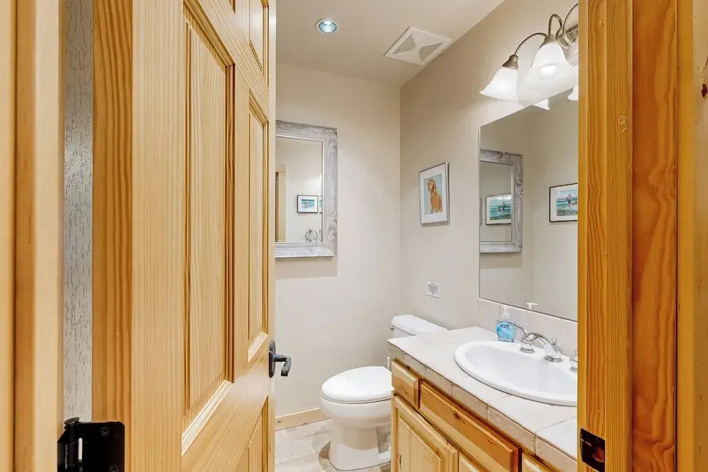 4BR House w/ Hot Tub & Expansive Deck