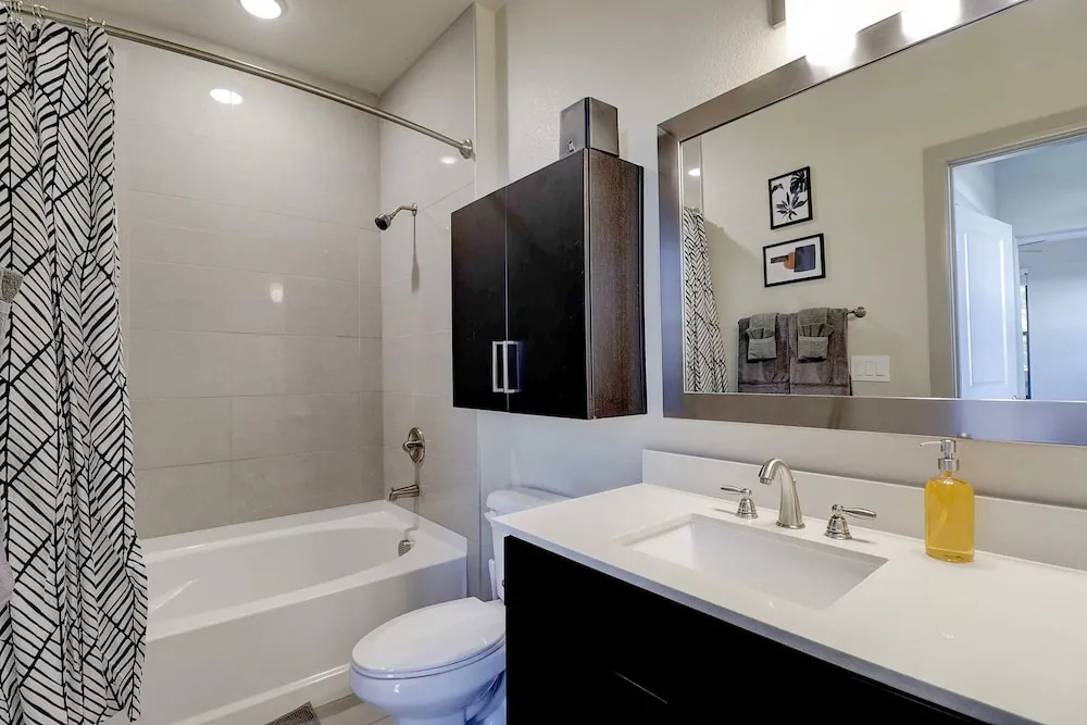 Rooftop Pool with Views-King Beds-Parking 1123