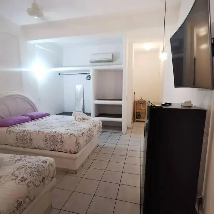 Lovely studio apartment with balcony AC & wi-fi, minutes from downtown!