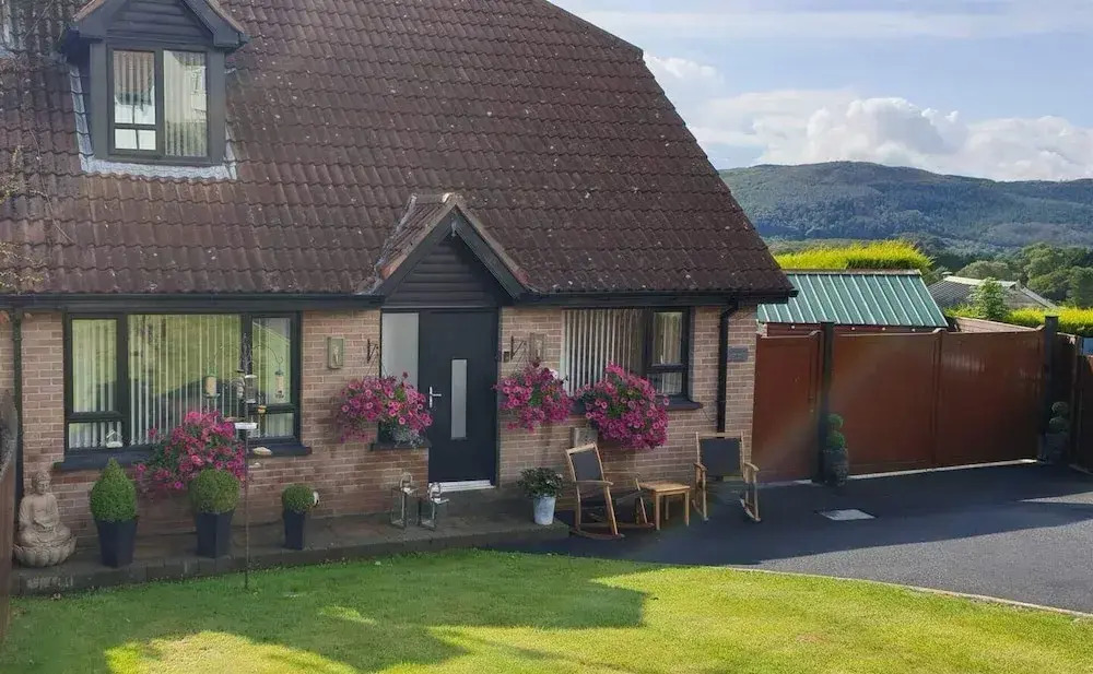 Overlooking Carlingford Lough Modern and Spacious!