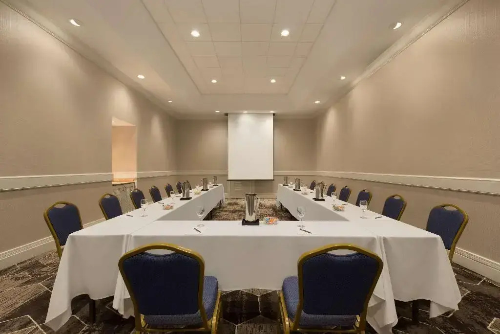 Hilton Phoenix Suites