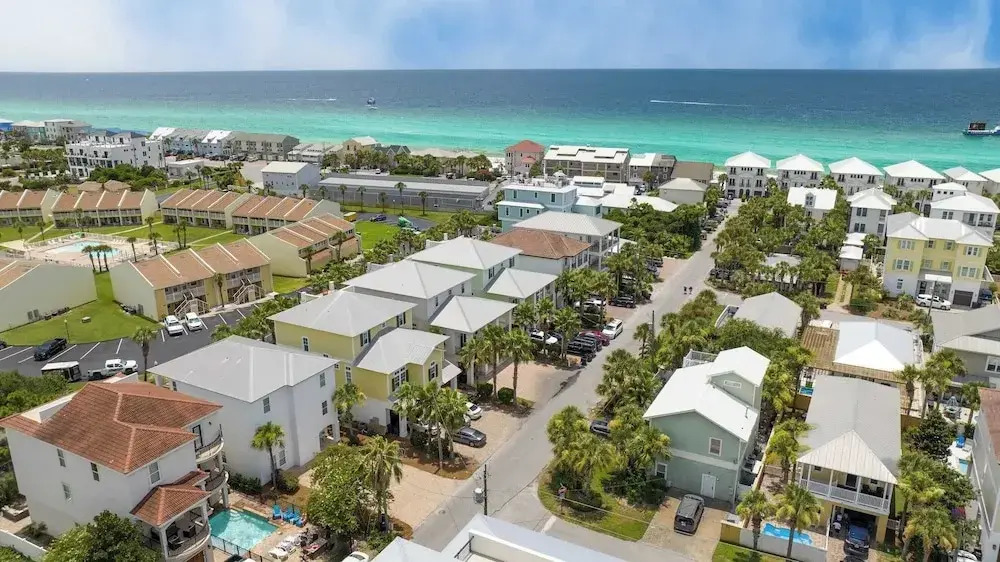 Sleeps 20, Private Pool, Putting Green, Walk to Beach Vitamin Sea by Avantstay