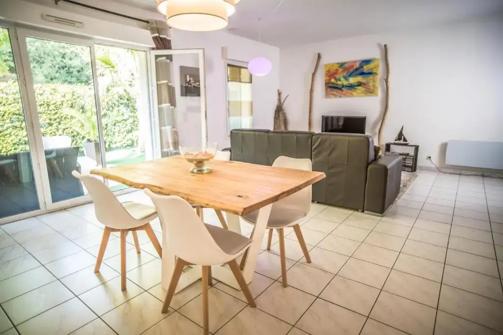 Appartement 90 m2 avec parking terrasse balcons, proche du port et plages
