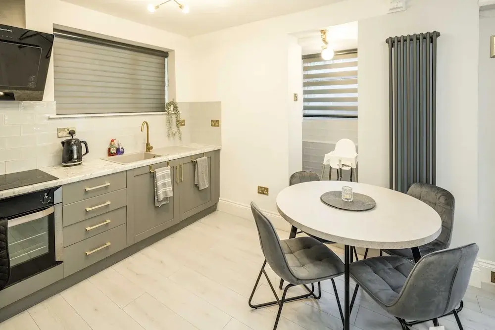 Spacious 1Br Flat In Wanstead: Garden & Comfort